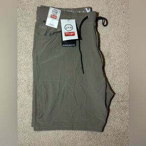 NWT Men Wrangler ATG Brown Performance Shorts Comfort Waist drawstring Pockets